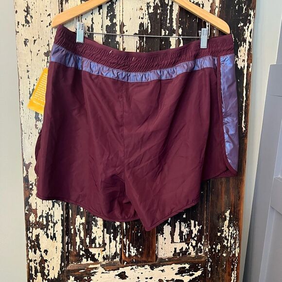 NWT Avia women’s metallic workout shorts. Size XXL - Picture 2 of 8
